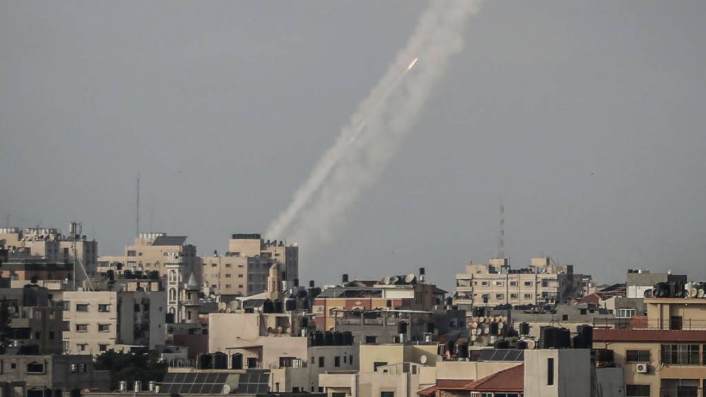 Raketen werden von der islamistischen Hamas aus Gaza-Stadt in Richtung Israel abgefeuert. Kurz nach Ablauf eines Ultimatums der islamistischen Hamas haben militante Palästinenser mehrere Raketen aus dem Gazastreifen auf Israel abgefeuert. Foto: Mohammed Talatene/dpa