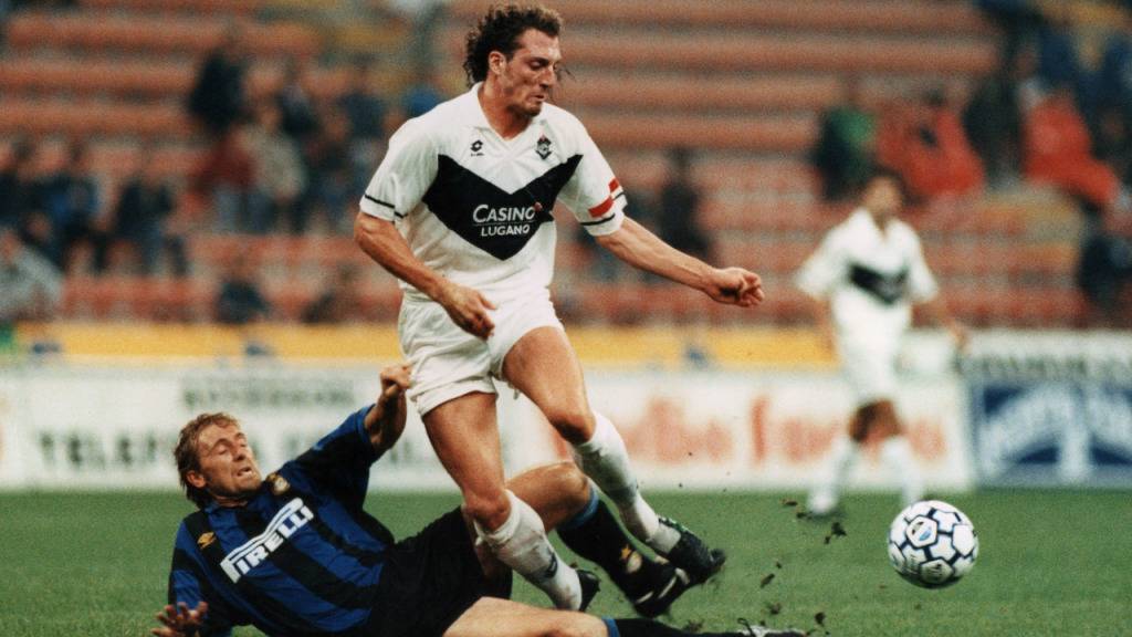 Lugano mit Captain Christian Colomba überspringt im September 1995 die hohe Hürde Inter Mailand