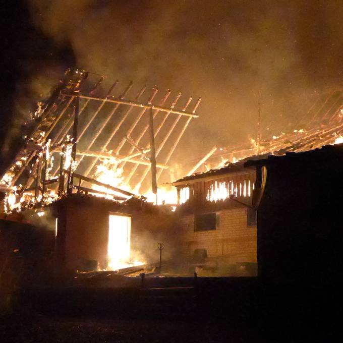 Scheune, Haus und Restaurant in Brand