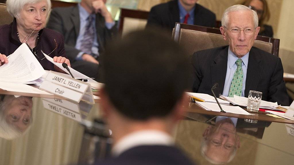Fed-Vize-Chef Stanley Fischer, rechts neben seiner Chefin Janet Yellen (Archiv) spricht von Vorbereitungen bei  «anderen Notenbanken» auf eine Zinsanhebung «in relativ naher Zukunft». Die Fed habe noch keine endgültige Entscheidung getroffen.