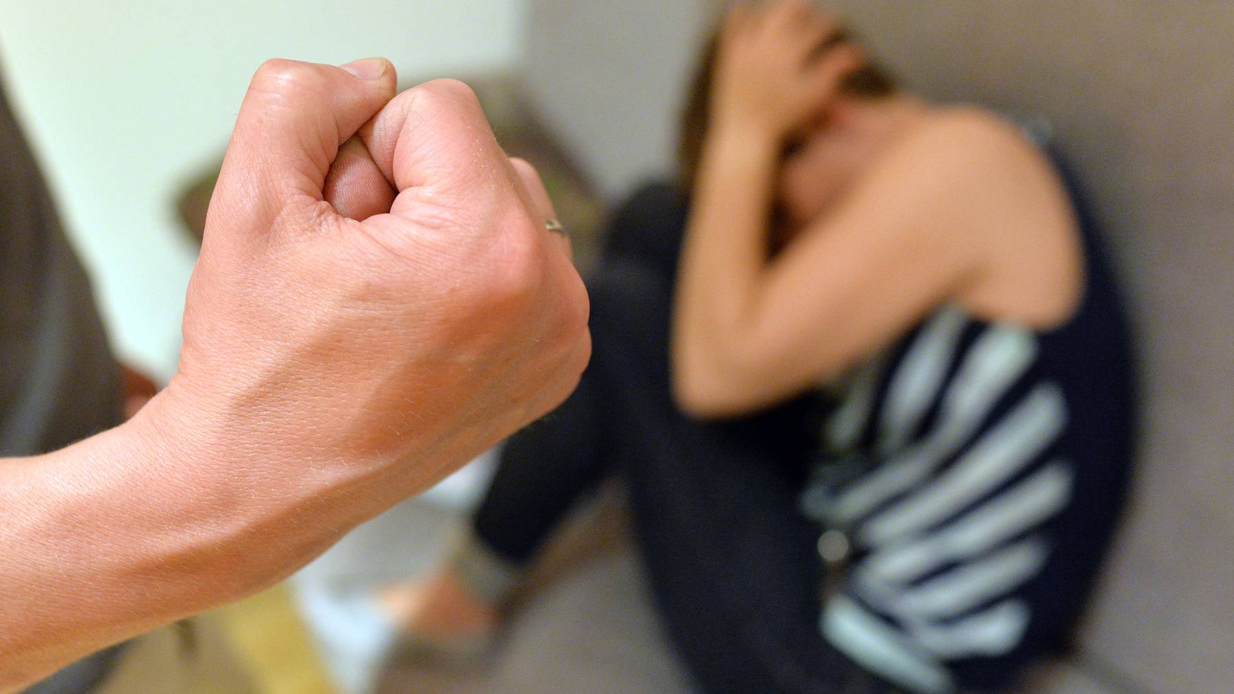 Der Kanton Zürich ergreift Sofortmassnahmen für die Hilfe von Opfern von Häuslicher Gewalt. (Symbolbild)