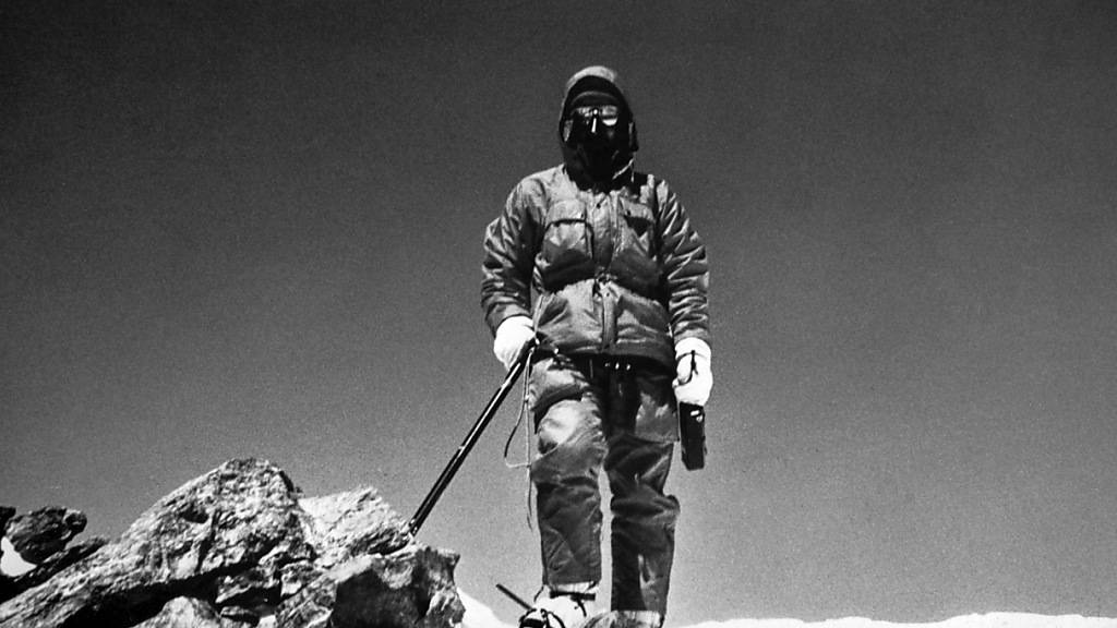 Norbert Joos posiert auf dem Gipfel des 8126 m hohen Nanga Parbat im Westhimmalaya, den er am 10. Juni 1982 bestiegen hat