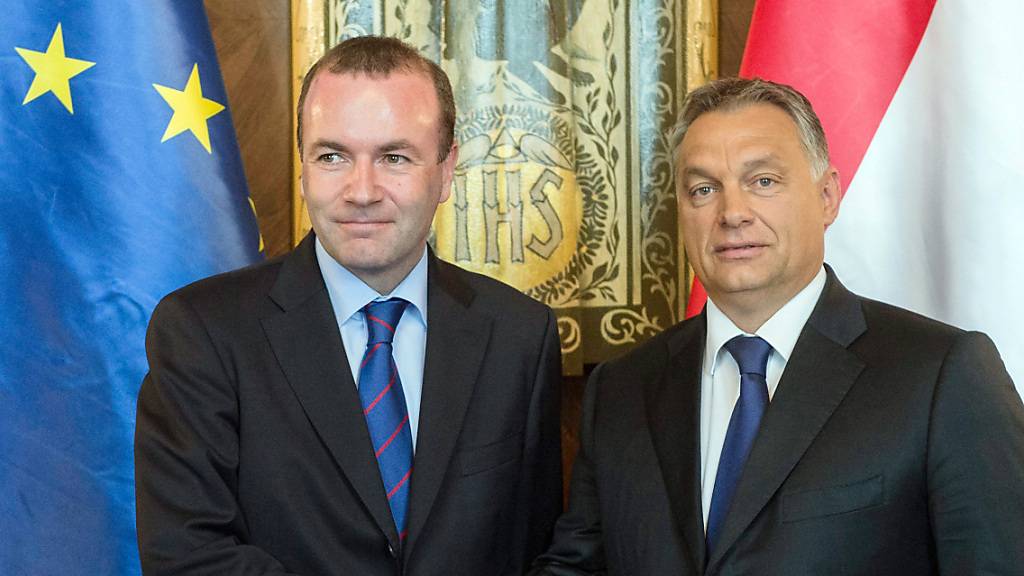 Viktor Orban (rechts), Ministerpräsident von Ungarn, gibt Manfred Weber, Vorsitzender der Fraktion der Europäischen Volkspartei (EVP), bei ihrem Treffen im Parlamentsgebäude die Hand.