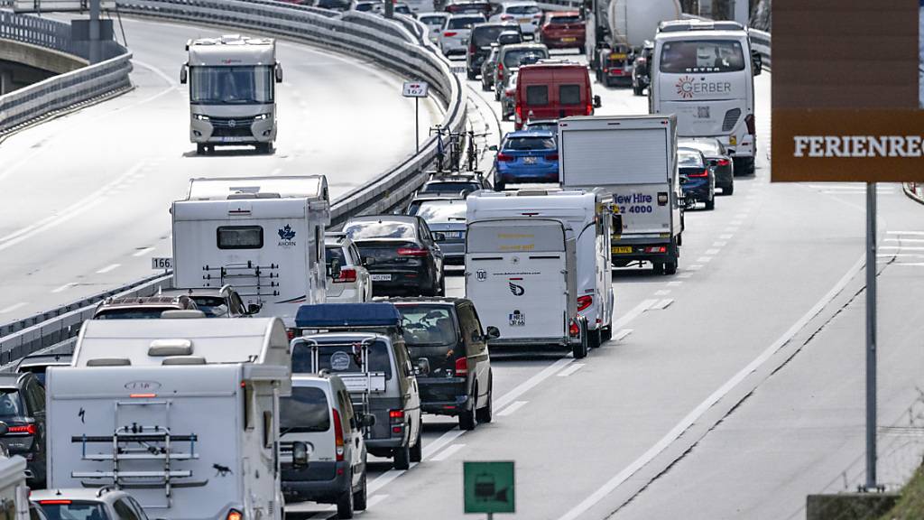 Autos stauen sich am Gründonnerstag vor dem Gotthard