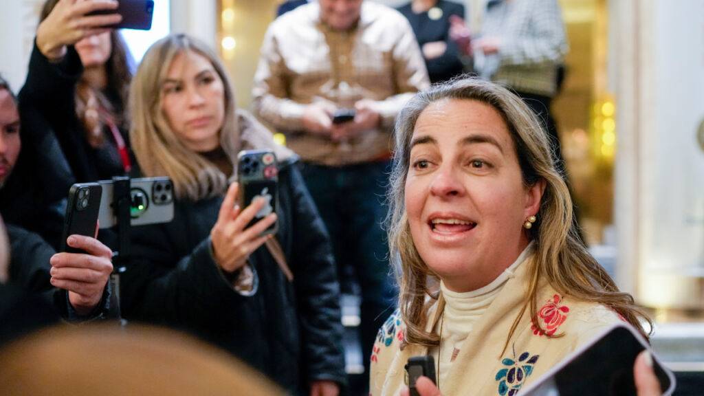 Magalli Meda (r), ein Mitarbeiter der venezolanischen Oppositionsführerin und Nobelpreisträgerin Machado, spricht im Grand Hotel mit Journalisten. Foto: Cornelius Poppe/NTB Scanpix/AP/dpa
