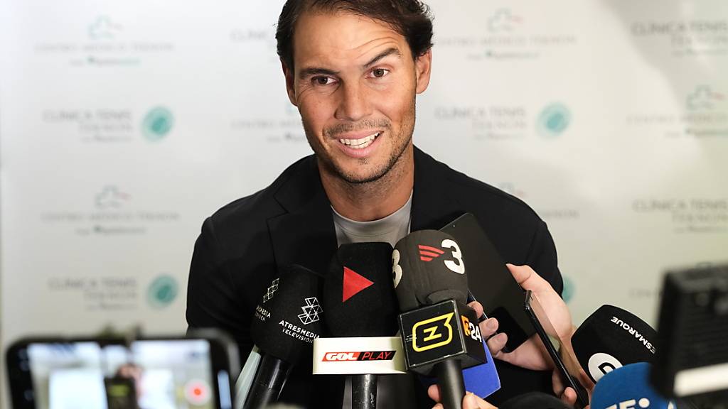 Wird sehnlichst auf dem Tennisplatz zurück erwartet: Rafael Nadal während seiner Zwangspause bei einem Termin in Barcelona