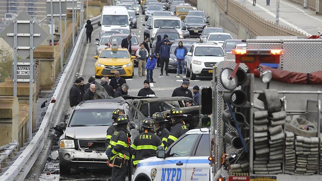Drei Autos kollidierten am Mittwoch auf der New Yorker Brooklyn Bridge und fingen Feuer. Eine Person kam ums Leben und fünf weitere wurden leicht verletzt.
