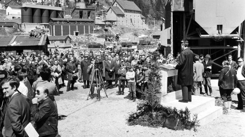 Vor 50 Jahren, am 5. Mai 1970, wurden die Bauarbeiten für den Gotthard Strassentunnel feierlich gestartet. Bundesrat Hanspeter Tschudi (am Pult)  hielt die Eröffnungsrede. (Archivbild)