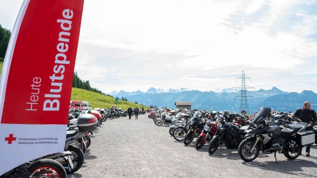 550 Motorradfahrerinnen und -fahrer spendeten auf dem Glaubenberg OW Blut.