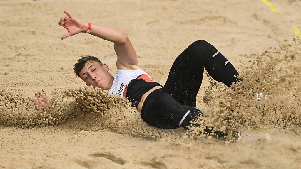 Simon Ehammer fliegt in die Sandgrube. (Archivaufnahme)