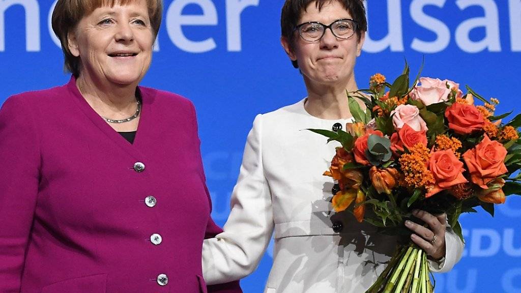 Kanzlerin Angela Merkel (links) und die neue Generalsekretärin Annegret Kramp-Karrenbauer freuen sich über den Ausgang der Abstimmung.