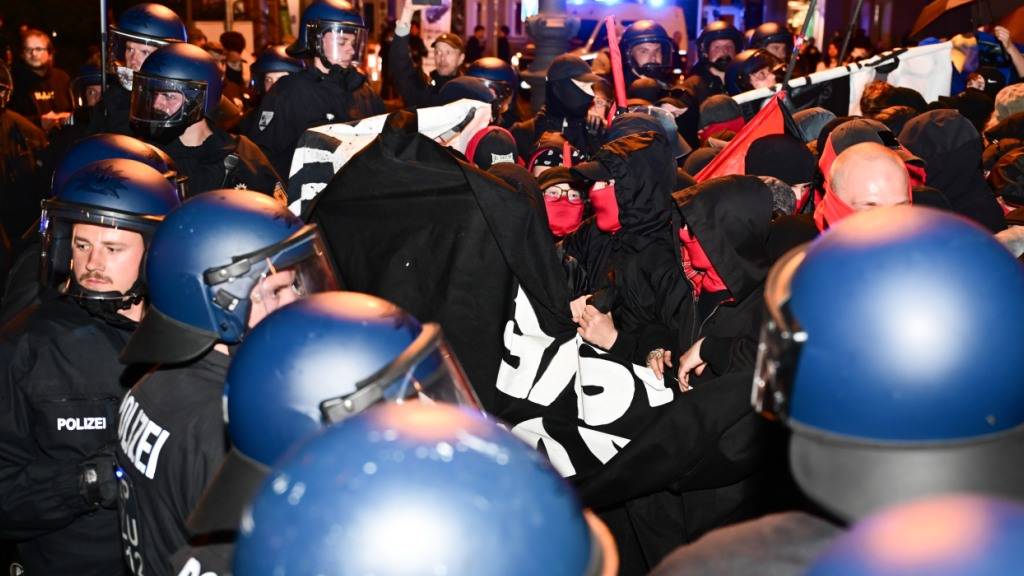 dpatopbilder - Polizeibeamte geraten kurz vor Ende der Demonstration «Revolutionärer 1. Mai - Freiheit. Frieden. Solidarität.» mit Teilnehmern aneinander. Am 1. Mai finden bundesweit und auch in der Stadt mehrere Demonstrationen und Veranstaltungen statt. Foto: Sebastian Christoph Gollnow/dpa