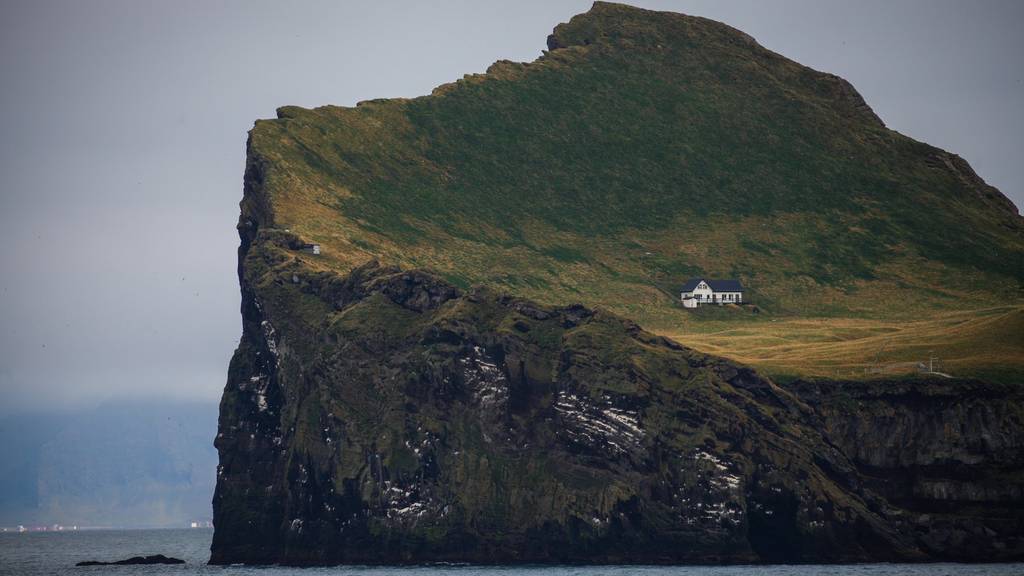 Nur wenige Motorbootminuten vom Fussballfeld entfernt: Die Lodge auf dem Elliðaey. (Bild: iStock/VeronicaSpann)