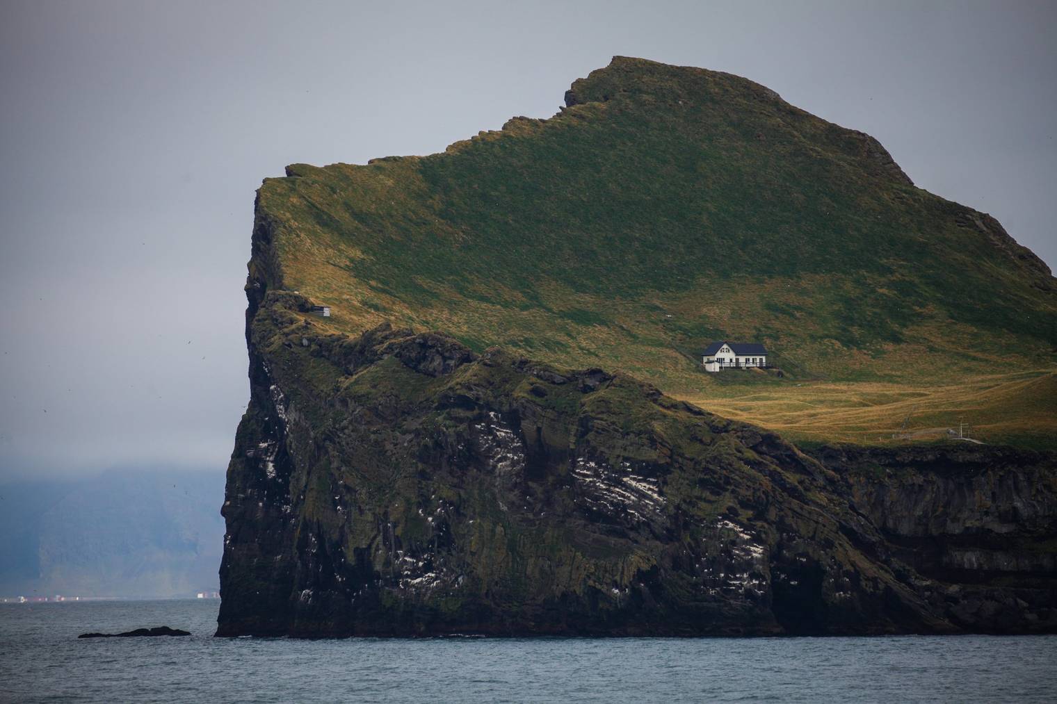 Nur wenige Motorbootminuten vom Fussballfeld entfernt: Die Lodge auf dem Elliðaey. (Bild: iStock/VeronicaSpann)