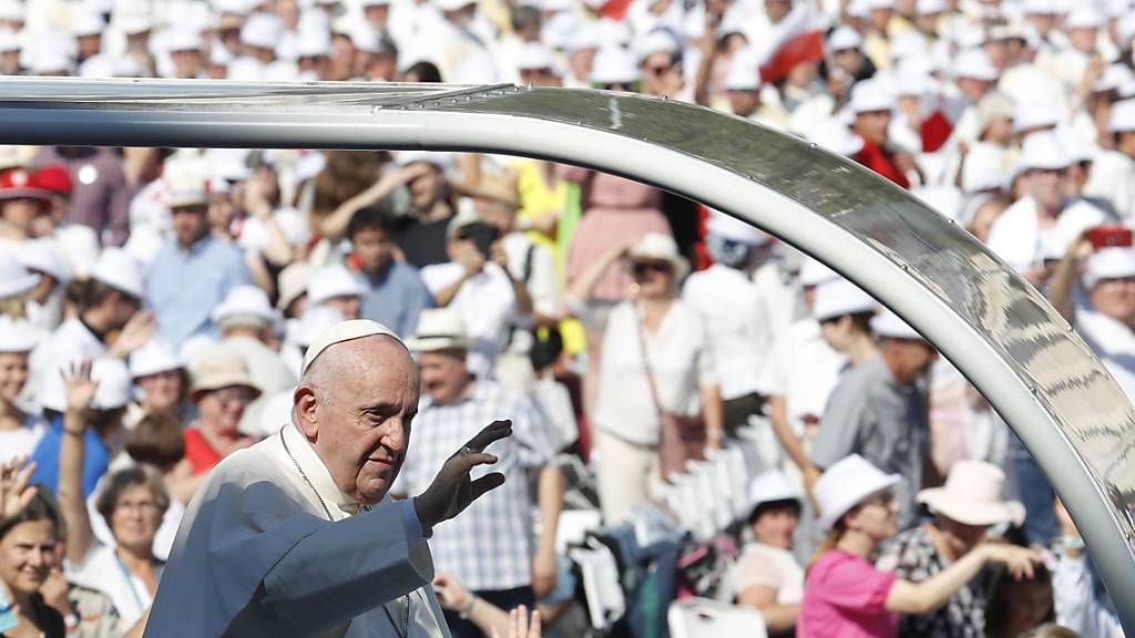 Papst feiert Messe mit Tausenden Gläubigen – Forderung nach Offenheit