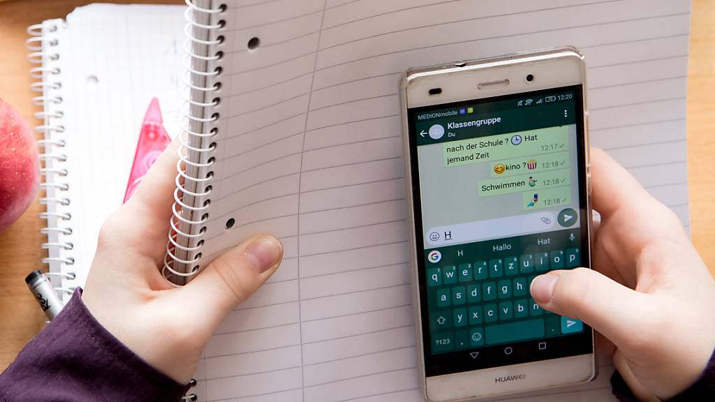 ARCHIV - Eine Schülerin sitzt mit ihrem Handy und ihren Schulsachen an einem Schreibtisch. Foto: Sven Hoppe/dpa