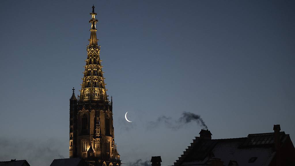 Die Beleuchtung des Münsters wird an der «Earth Hour 2024» nicht abgeschaltet. (Symbolbild)