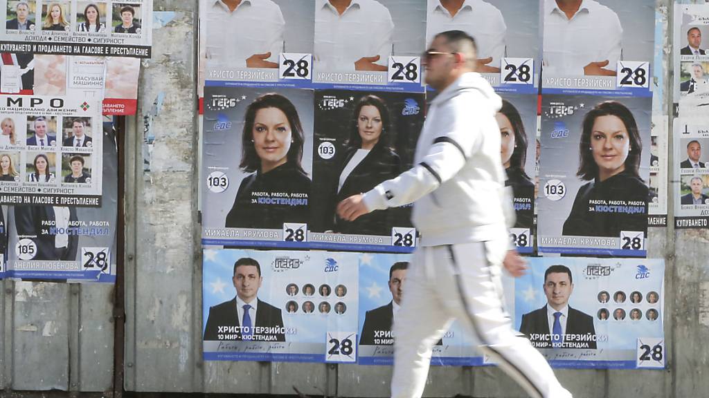 In Bulgarien wird inmitten der dritten Corona-Welle ein neues Parlament gewählt. Im Sommer 2020 hatte es Proteste mit Korruptionsvorwürfen gegen die Koalitionsregierung der GERB gegeben. Foto: Visar Kryeziu/AP/dpa