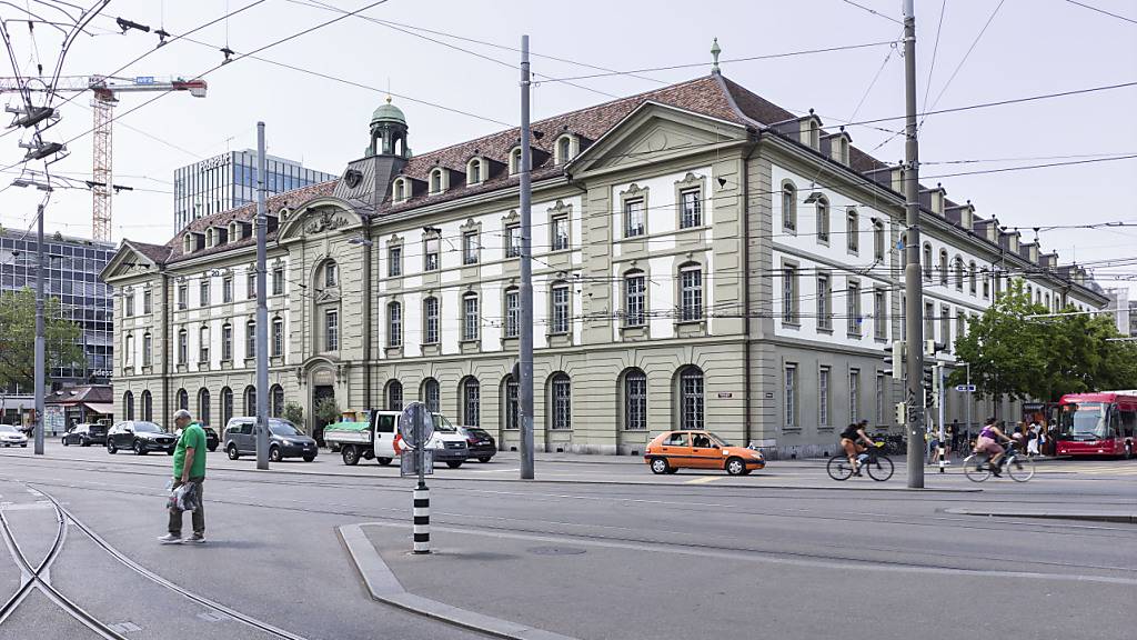 Das Burgerspital in Bern. Der Stadtrat beriet am Donnerstag einen burgerkritischen Vorstoss aus SP-Reihen. (Archiv)