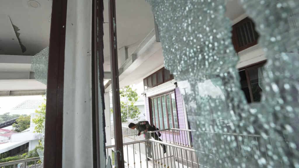dpatopbilder - Ein thailändischer Soldat steht vor einem Krankenhaus, das durch kambodschanischen Artilleriebeschuss beschädigt wurde. Foto: Sakchai Lalit/AP/dpa