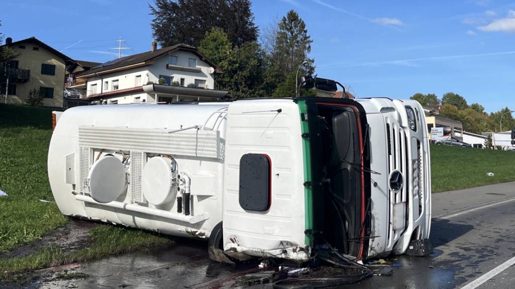 Ein Tankwagen mit Heizöl verunfallte am Montagnachmittag in Eschenbach LU.