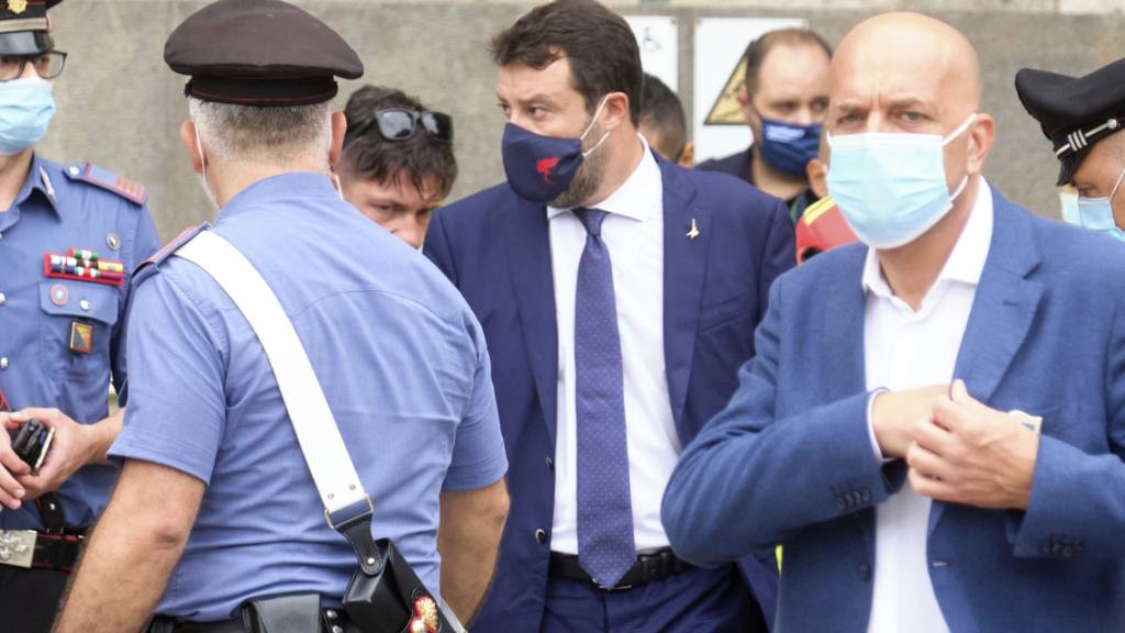 Matteo Salvini (M), ehemaliger Innenminister von Italien, trägt einen Mund-Nasen-Schutz und verlässt nach den Verhandlungen das Gericht. Foto: Mauro Scrobogna/LaPresse/dpa