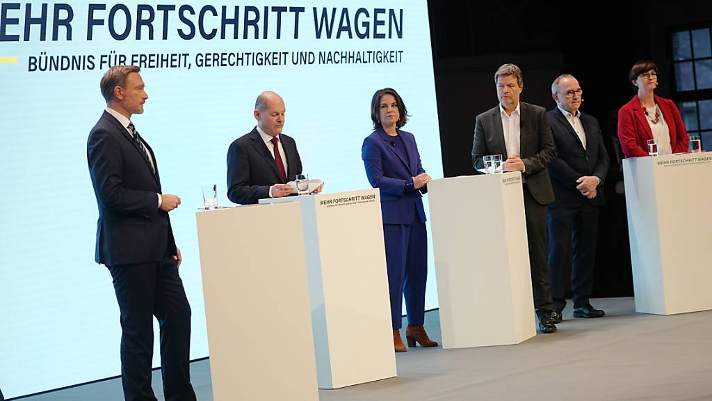 Die Pressekonferenz von SPD, Grüne und FDP zur Vorstellung des gemeinsamen Koalitionsvertrags. Foto: Kay Nietfeld/dpa