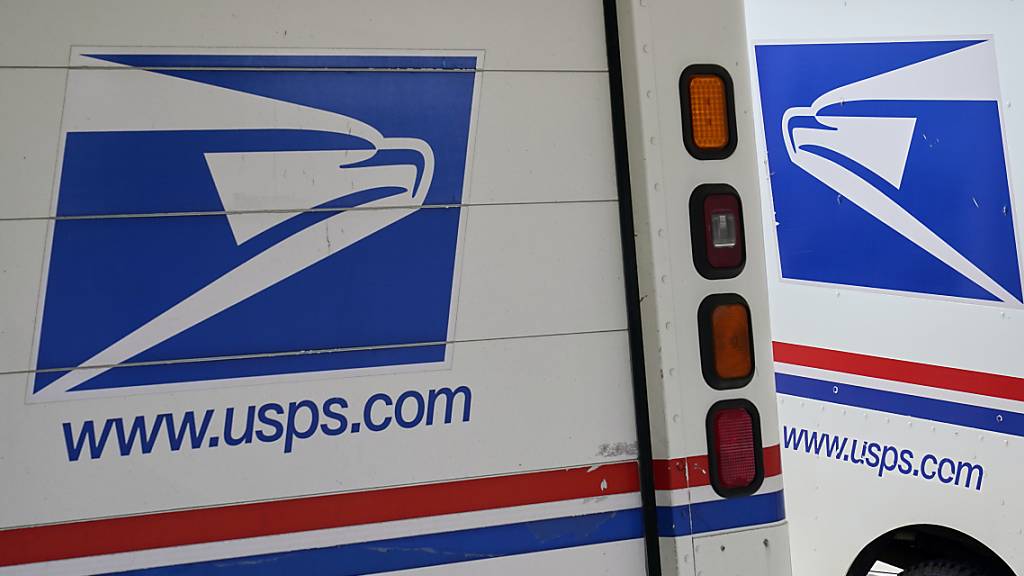 Fahrzeuge der US-Post vor einem Postamt im Bundesstaat Nebraska. Foto: Nati Harnik/AP/dpa