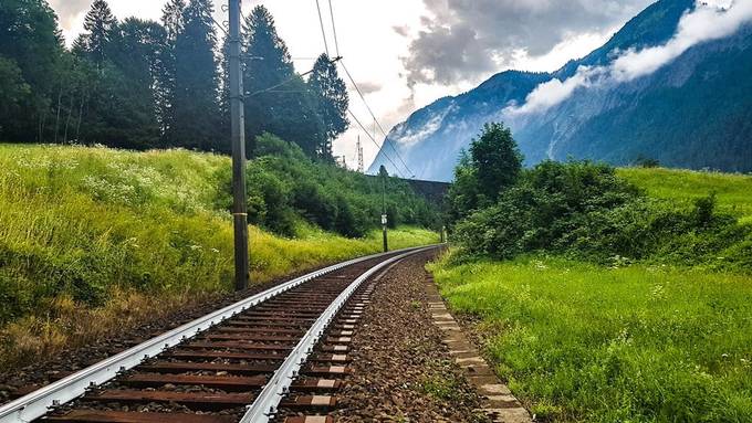 Bahnen streichen Schienen weiss