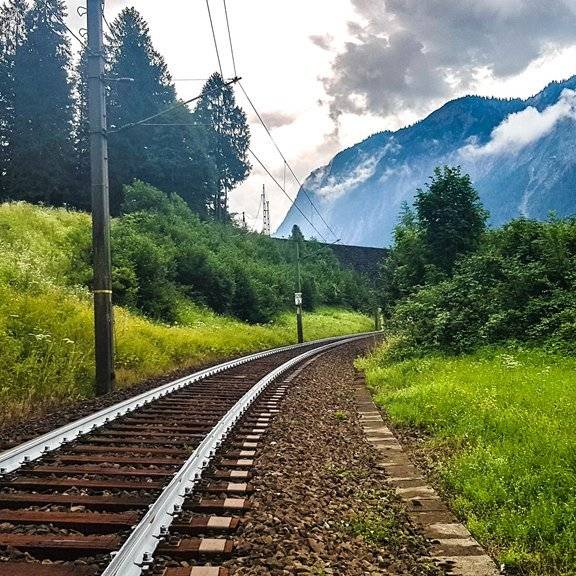 Bahnen streichen Schienen weiss