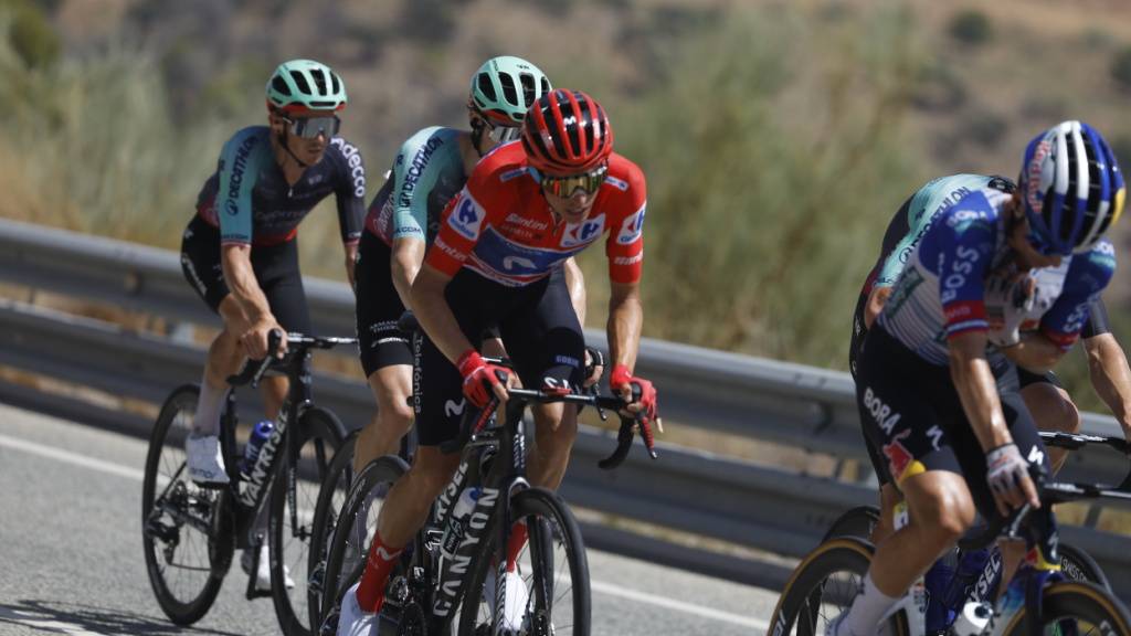 Enric Mas (im roten Leadertrikot) festigt seine Führung in der Gesamtwertung der Vuelta