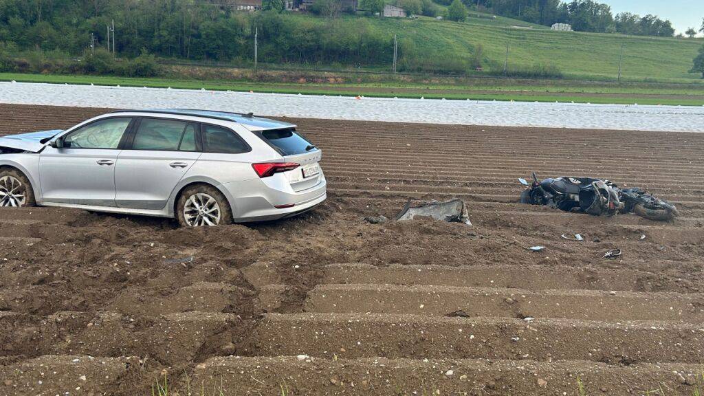 Ein Schwerverletzter und eine mittelschwer Verletzte - damit endete eine Kollision zwischen einem Motorrad und einem Auto im thurgauischen Eschenz.