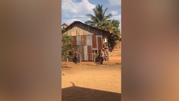 Mit blossen Händen: Männer «zügeln» ein Haus an neuen Ort
