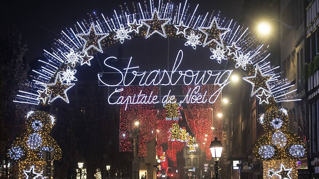 Weihnachtsbeleuchtung in Straßburg - einen Weihnachtsmarkt gibt es auch hier in diesem Jahr nicht. Foto: Jean-Francois Badias/AP/dpa