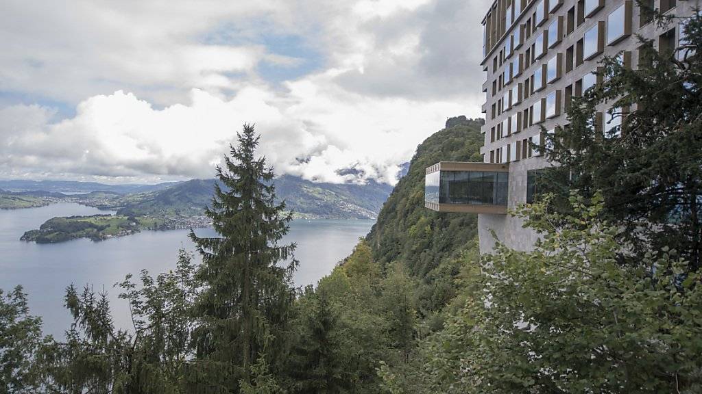 Die Sicht auf das Restaurant mit Aussicht am Bürgenstock Hotel hoch über dem Vierwaldstättersee.