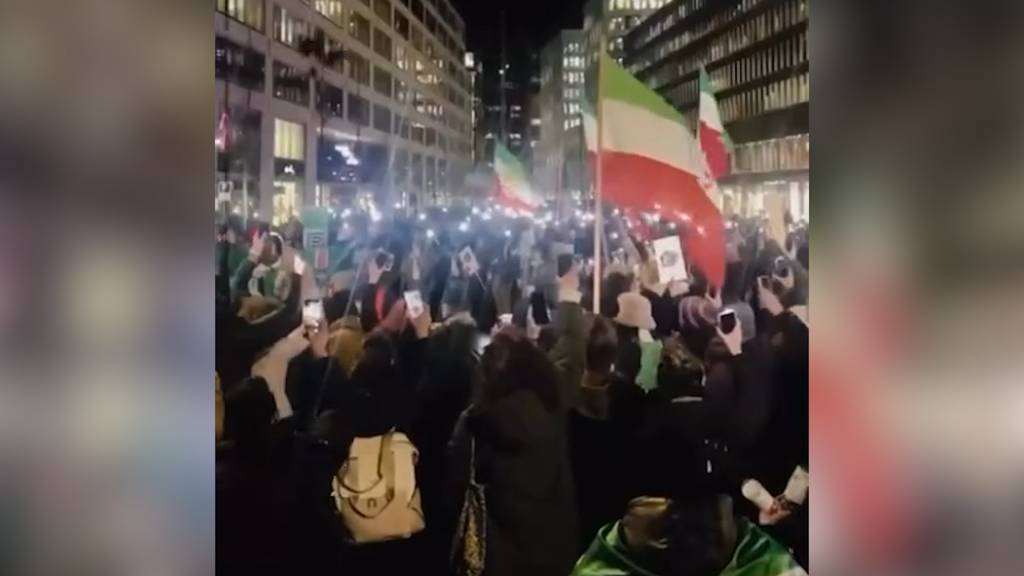 Hunderte Personen demonstrieren in Zürich gegen iranisches Regime
