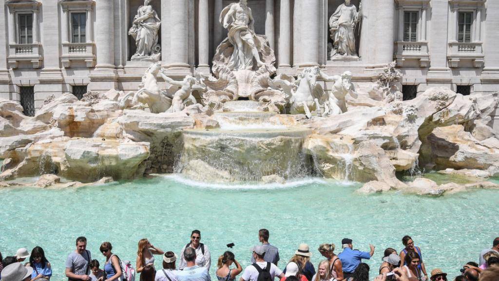 Wenn fast jeder Tourist und jede Touristin eine Münze über die Schulter in den Trevi-Brunnen wirft, kommt da so einiges zusammen in Rom.
