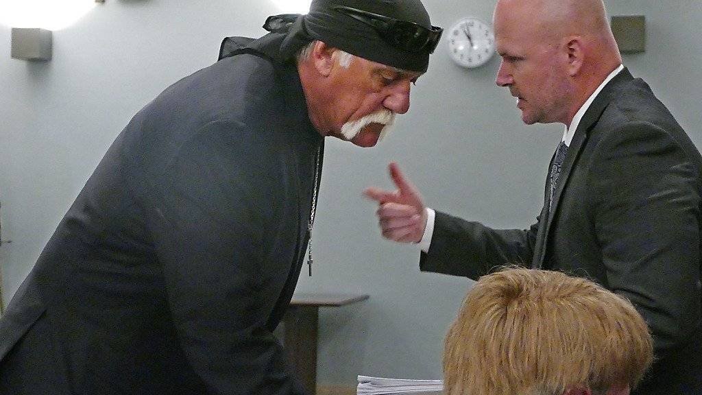 Hulk Hogan letzten Mittwoch bei dem Gerichtstermin, bei dem sein Anspruch auf 140 Millionen Dollar von Gawker bestätigt wurde. Nachdem schon Hogan von einem Milliardär unterstützt wurde, schlägt sich jetzt ein anderer auf die Seite von Gawker. (Archivbild)