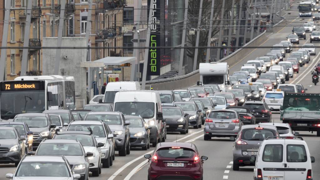 Fast drei Viertel der Verkehrsmittel in der Schweiz sind private Personenwagen. Ihre Anzahl hat sich in den letzten 40 Jahren verdoppelt. Trotzdem gibt es fünf Mal weniger Tote im Strassenverkehr als 1980 (Archivbild).