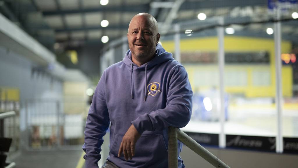 Christian Modes, der Geschäftsführer des EHC Arosa, übt sein Amt voller Leidenschaft aus