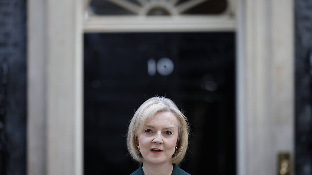 In dieser Woche jährt sich das desaströse «Mini-Budget» der britischen Kurzzeit-Regierungschefin Liz Truss (Bild). Ihre radikalen Pläne schickten nicht nur das Pfund auf Talfahrt. Bis heute hat sich die britische Wirtschaft nicht so recht erholt. (Archivbild)