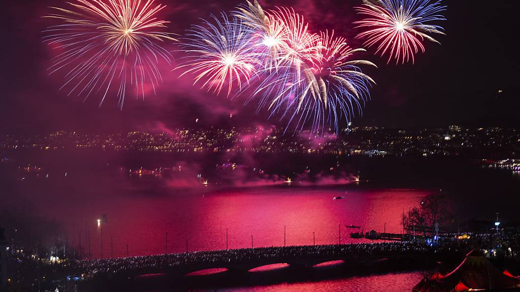 Auch dieses Jahr erleuchtet ein Feuerwerk den Nachthimmel über dem Zürichsee. (Archivbild)