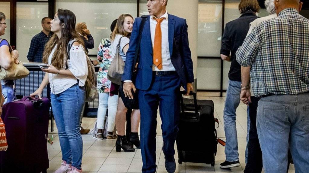 Marco van Basten (mit orangener Krawatte) sitzt im neu geschaffenen FIFA-Rat