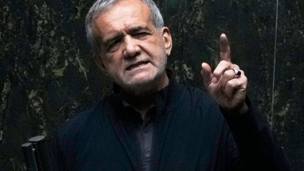 ARCHIV - Der iranische Präsident Massud Peseschkian spricht in einer öffentlichen Sitzung des Parlaments. Foto: Vahid Salemi/AP/dpa