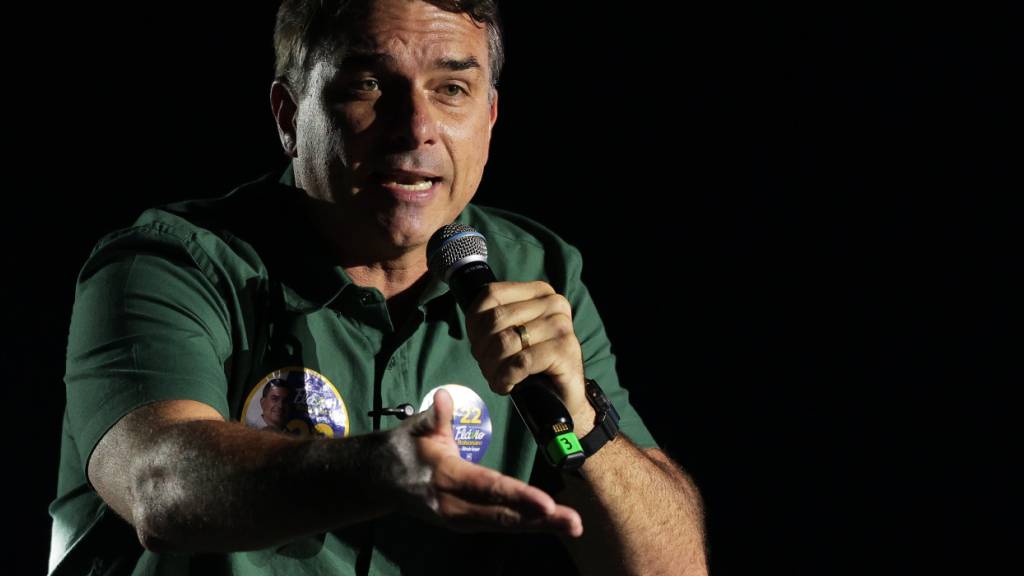 ARCHIV - Der Präsidentschaftskandidat der Opposition, Senator Flavio Bolsonaro, hält bei einer Wahlkampfveranstaltung im Vorfeld der Stichwahl um das Präsidentenamt eine Rede. Foto: Ettore Chiereguini/AP/dpa