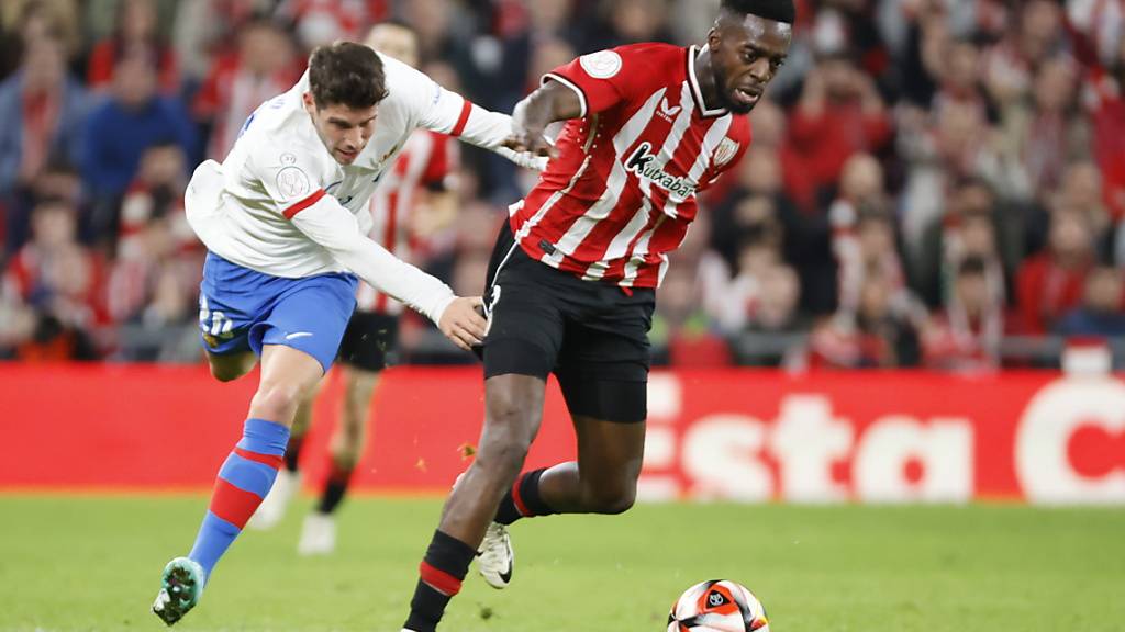 Iñaki Williams (rechts) gelingt in der Verlängerung für Athletic Bilbao das entscheidende Tor gegen den FC Barcelona