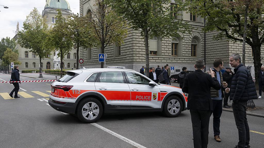 Ein Polizeiauto stand in der Bundesgasse. Wegen einem Alarm wurden das Bundeshaus West und das Medienzentrum vorübergehend evakuiert.