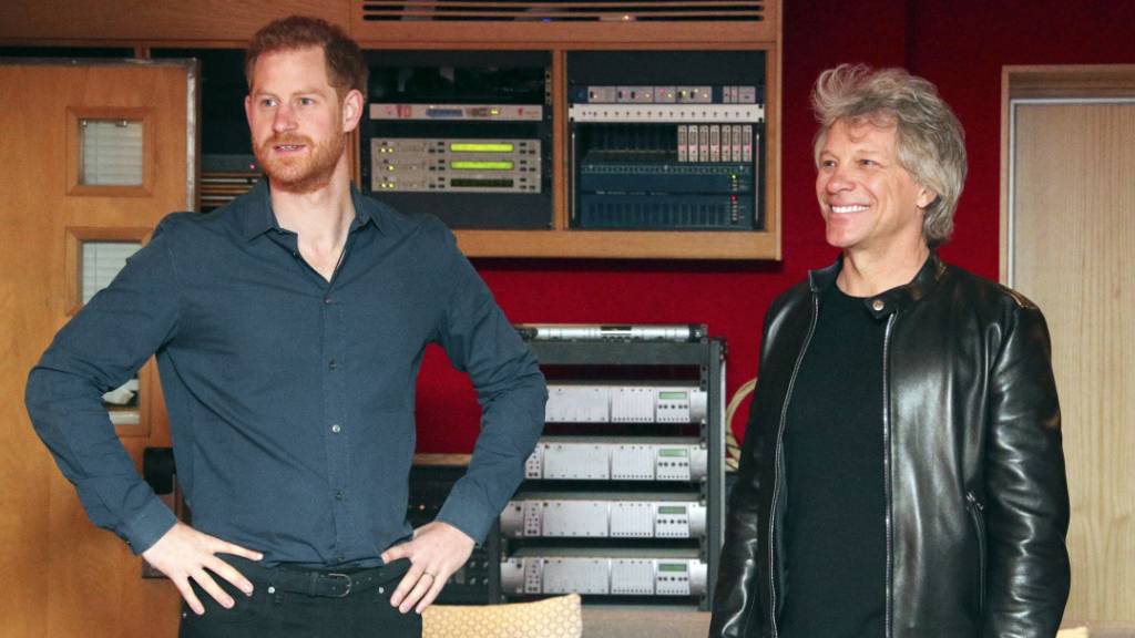 Der britische Prinz Harry und der US-Rockmusiker Jon Bon Jovi in den legendären Abbey-Road-Studios in London.
