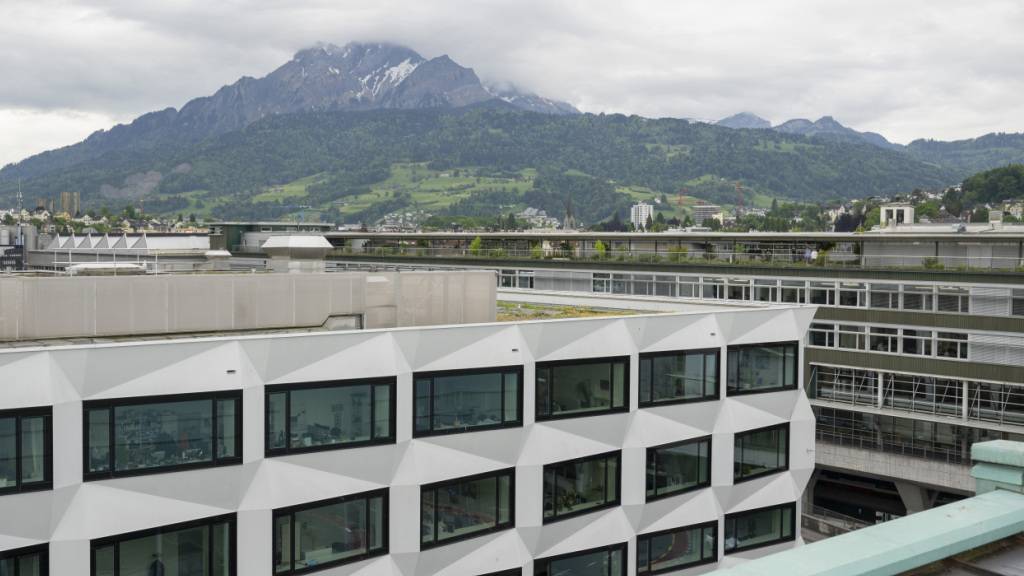 Weil die Universität Luzern für Urnerinnen und Urner gut erreichbar ist, können viele Studentinnen und Studenten von dort pendeln. (Archivaufnahme)
