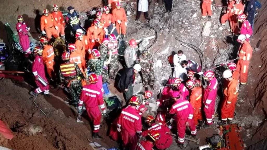 Rettungskräfte bei der Bergung eines Überlebenden: Rund 70 Stunden nach der Schlammlawine in Shenzhen wurden zwei Überlebende geortet. Dutzende gelten weiterhin als vermisst.